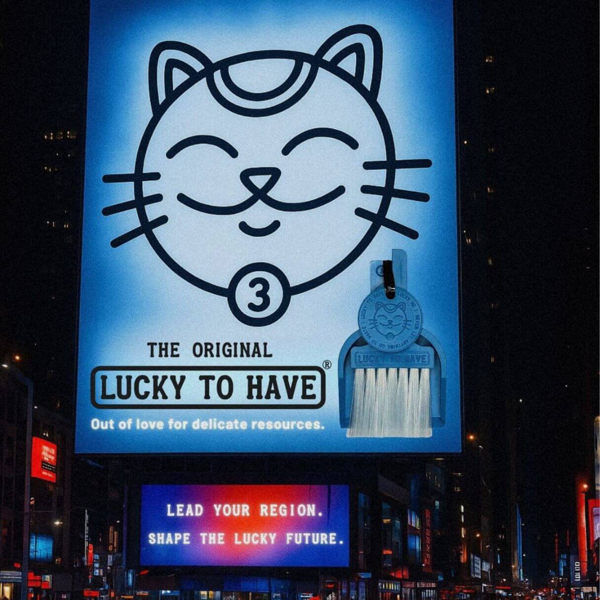 Großes leuchtendes Lucky to have Billboard in New York bei Nacht mit Lucky Cat Logo und dem Slogan 'out of love for delicate resources'. Darunter ein zweites Display mit der Aufschrift 'lead your region. Shape the lucky future.' vor dunkler Stadtszenerie.