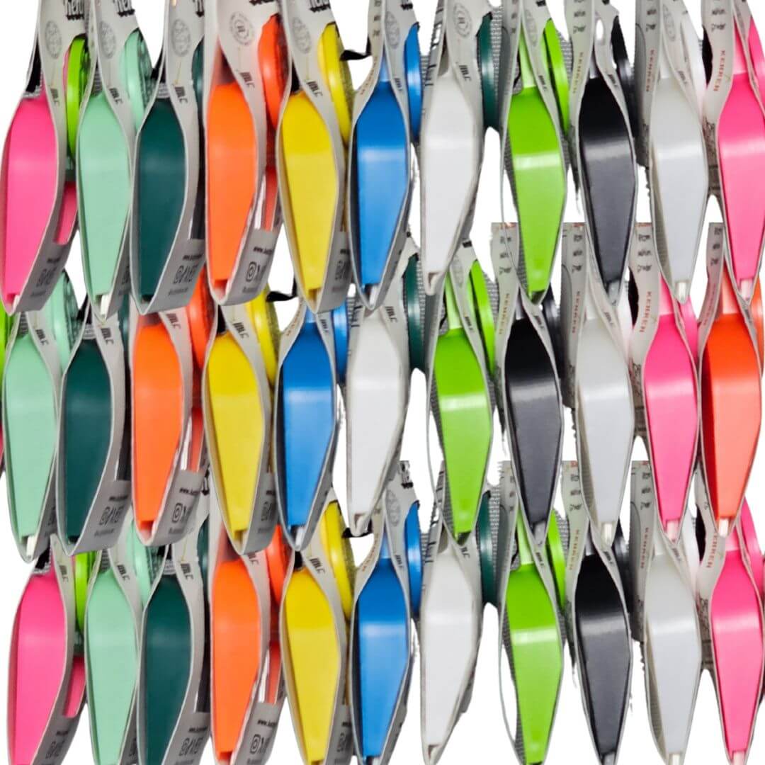 Colorful variety in profile: A side view of numerous LUCKY TO HAVE® mini-broom-sets in a bundle. Highlighting the slim design and vibrant colors at a glance.