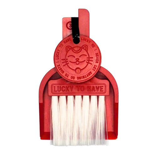 LUCKY TO HAVE® Lucky Bordeaux dustpan and brush set in bordeaux-red: Complete kit including broom, shovel, and Lucky Coin on a white background. Fine things matter.