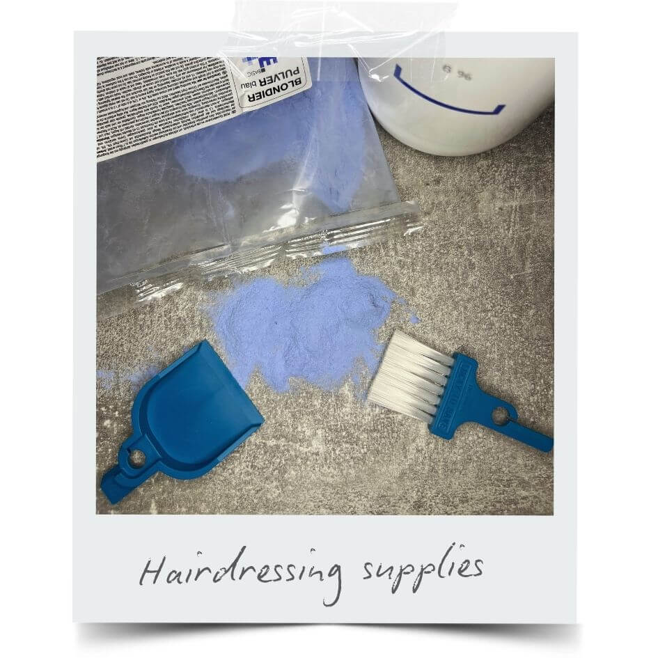 LUCKY TO HAVE® mini dustpan and brush collecting spilled blue bleaching powder on a surface, demonstrating precise handling of fine substances – fine things matter.