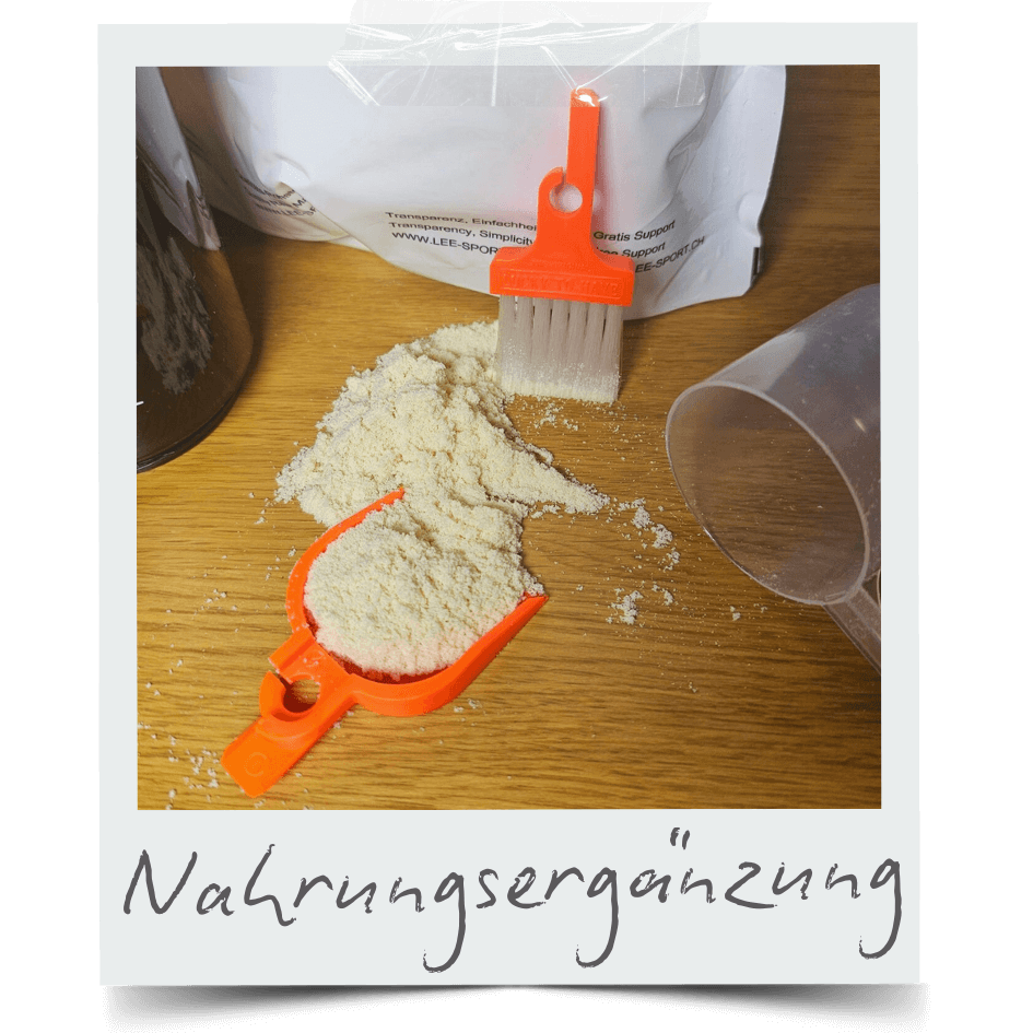 LUCKY TO HAVE® Mini-Kehrset sammelt verschüttetes Nahrungsergänzungsmittel-Pulver präzise von einer Holzoberfläche und ermöglicht eine saubere, verlustfreie Handhabung feiner Substanzen - save your resources.