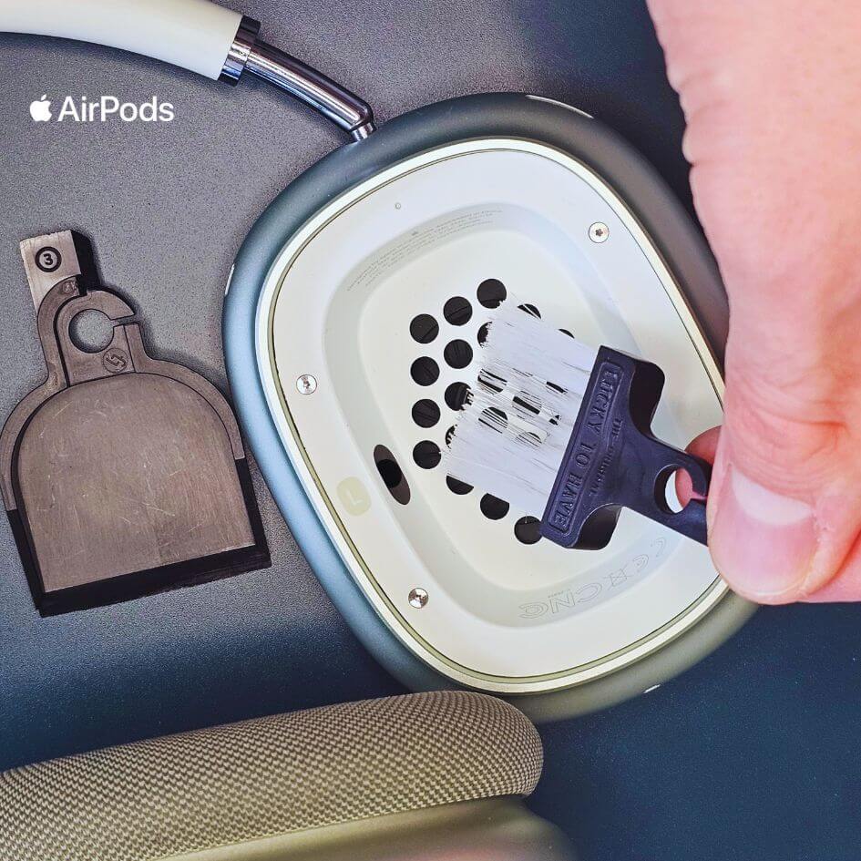 LUCKY TO HAVE® – the smallest broom and dustpan set – gently cleaning dust and fine particles from AirPods Max, perfect for precise tech care and delicate surfaces.