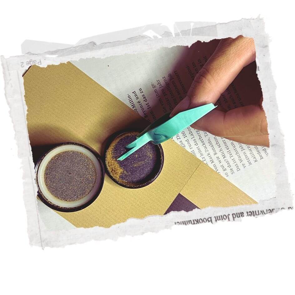 LUCKY TO HAVE® mini dustpan using the edge of the scoop to scrape fine dust from a grinder against a textured background, enabling precise recovery of residues from tight interiors - save your resources.