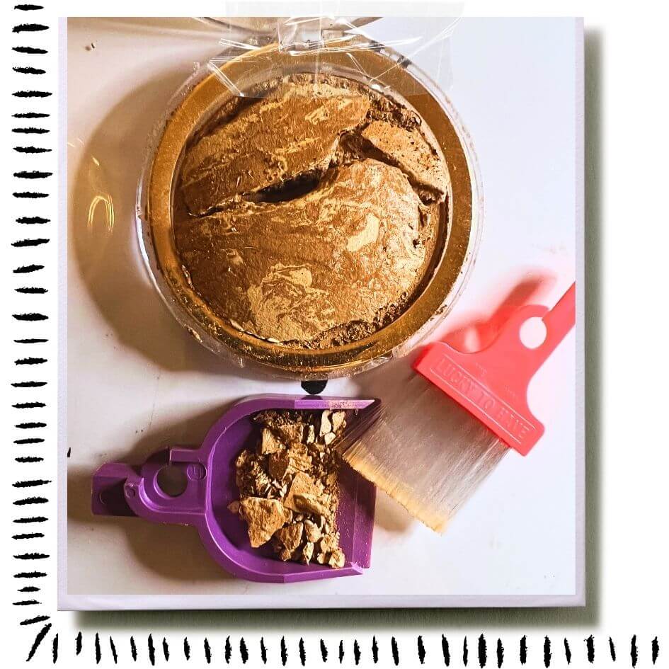 LUCKY TO HAVE® – the smallest and cutest sweeping set – perfect for makeup, sweeping broken powder and fine cosmetic crumbs with precision, ideal for every beauty case and vanity for glamours cleaning.