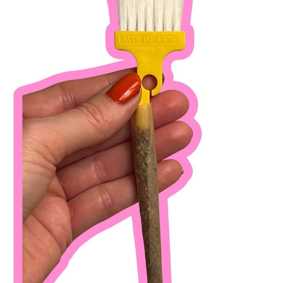 LUCKY TO HAVE® – the smallest broom and pan set – with the broom handle used as a precise packing tool for joints, perfect for shaping and compacting weed with clean control. Fine Things matter.