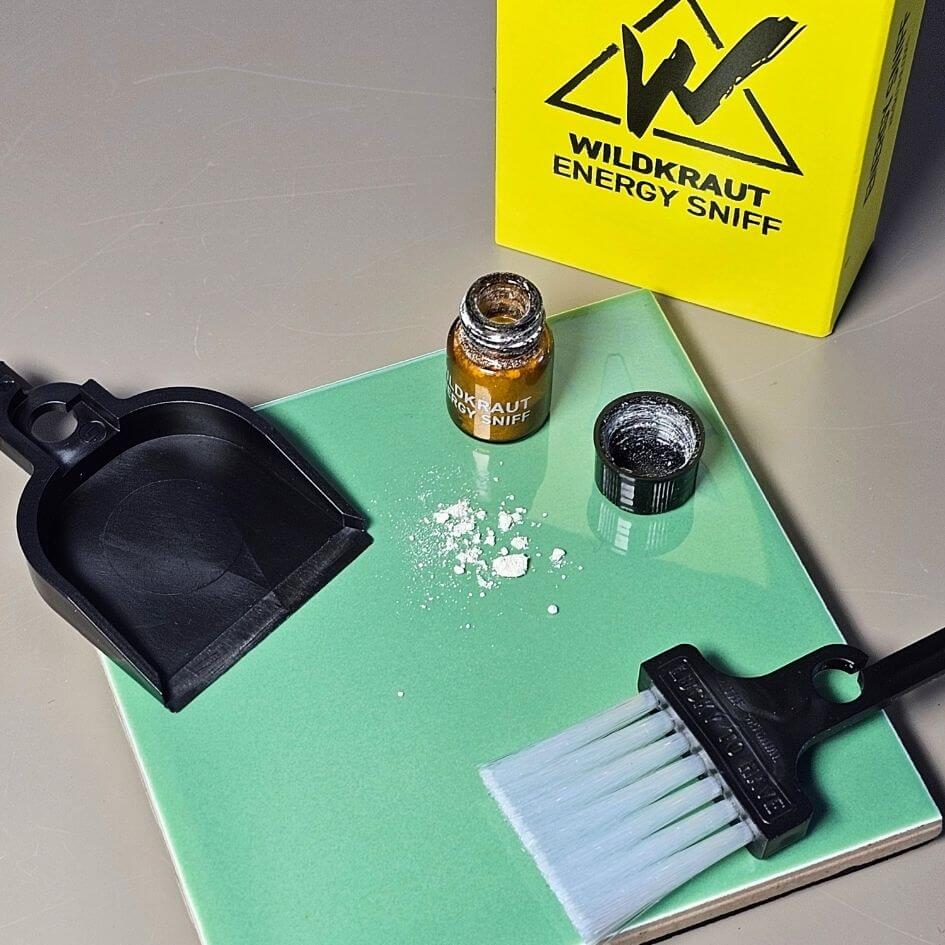 LUCKY TO HAVE® Frank (Black) – the smallest broom and dustpan set – sweeping fine powders with precision, shown with Wildkraut Energy Sniff, perfect for clean handling of sniff powders and keeping every line under control.