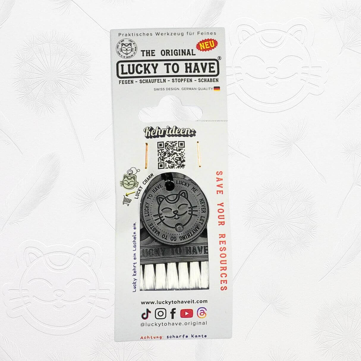 Sustainable paper packaging of the LUCKY TO HAVE® Lucky Frank set, featuring a display window, logo, QR code, and #saveyourresources slogan, in front of the signature brand-style wallpaper.